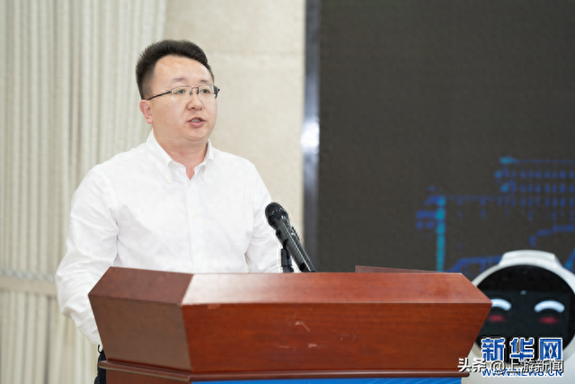 重庆市经济信息委党组成员,副主任吴涛介绍重庆专精特新企业发展情况.