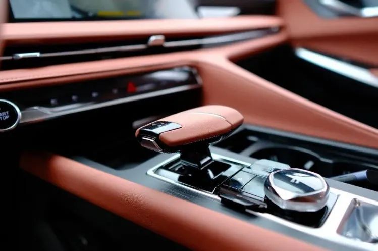 全系8AT，轴距超2米7，悬架软硬可调，透明底盘，15万可买！