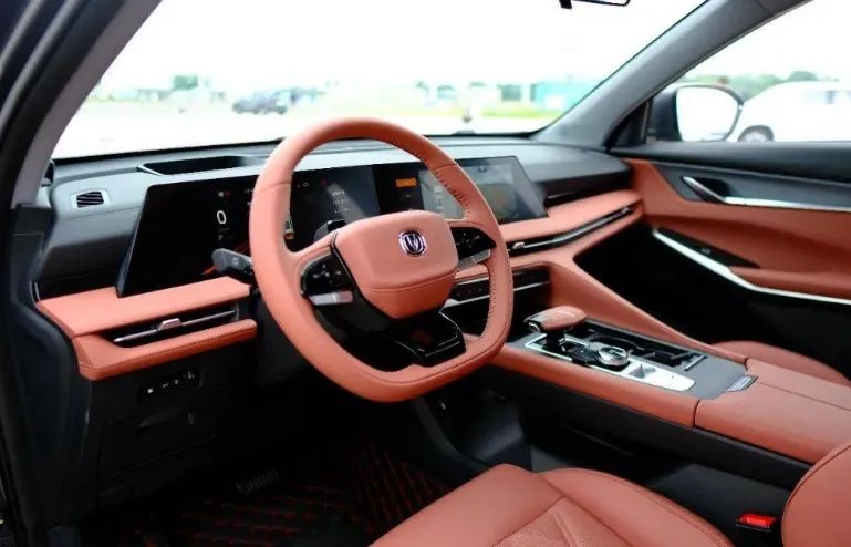 全系8AT，轴距超2米7，悬架软硬可调，透明底盘，15万可买！