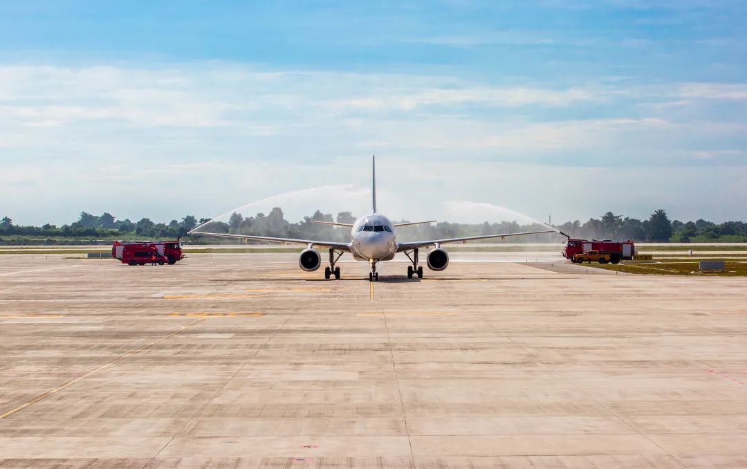 首航航班抵达,暹粒吴哥国际机场用最高礼仪"水门礼"迎接(任晓岗/摄)