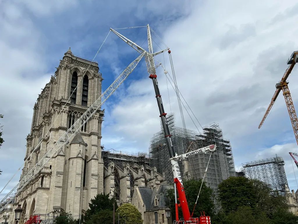 历时4年，耗资70亿，被烧塌的巴黎圣母院修好了！