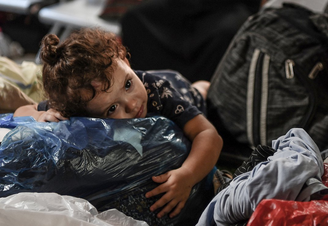 当地时间2023年10月16日,巴勒斯坦加沙地带汗尤尼斯,在医院里的儿童.