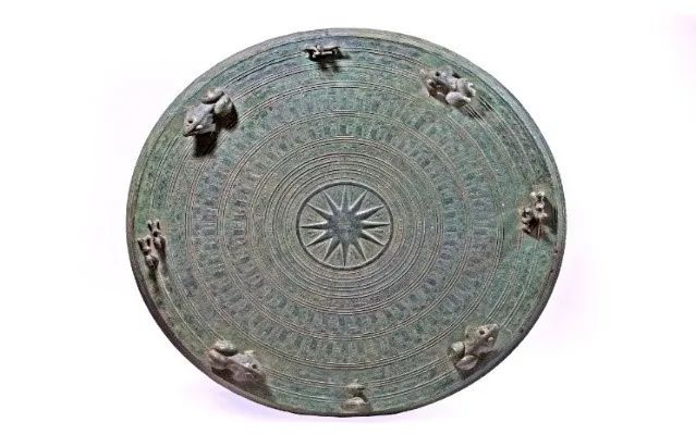 铜鼓鼓面宽大,胸部突出,鼓形对称和谐,大多装饰着华丽精美的写实图案