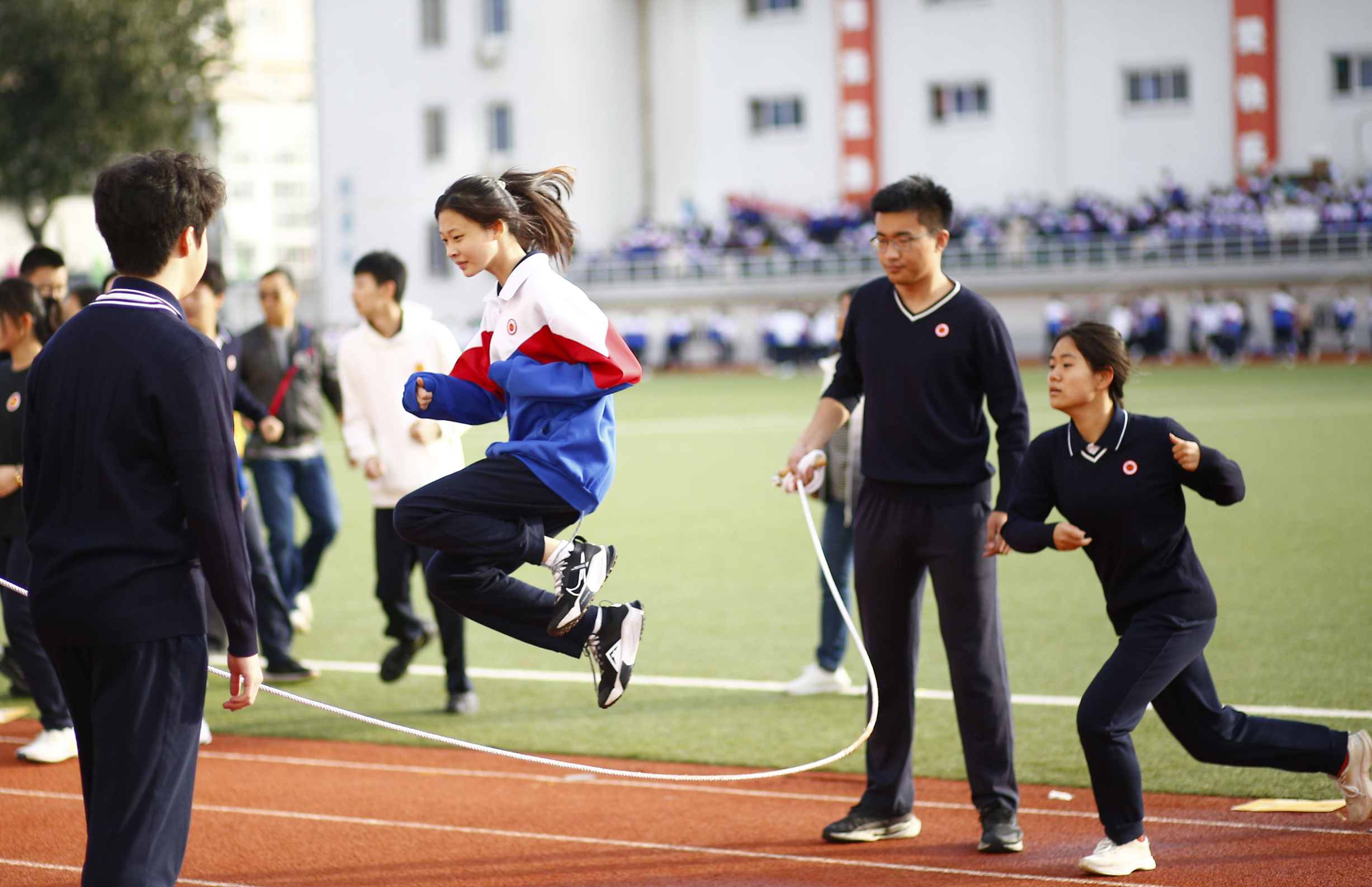 大场面!运动会上,近3000名学生集体跳大绳