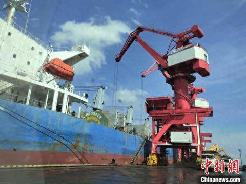 今年9月,图为德龙专用肯达里散货码头一角.中新社记者 尹宁 摄