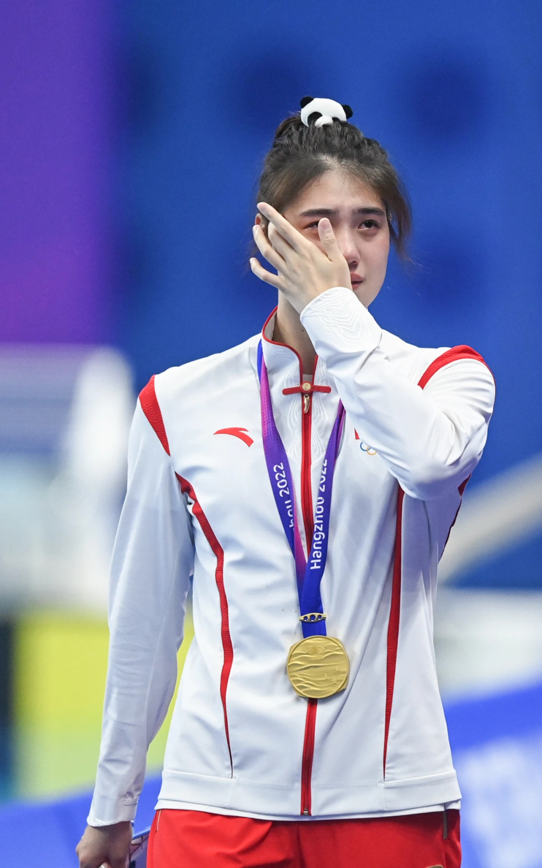 9月29日,中国选手张雨霏在颁奖仪式后,她以25秒10