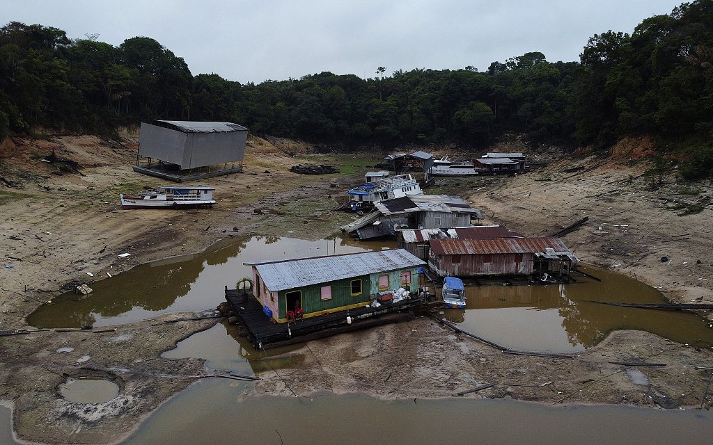 当地时间2023年10月16日,巴西亚马孙州玛瑙斯,干旱期间,船屋被困在
