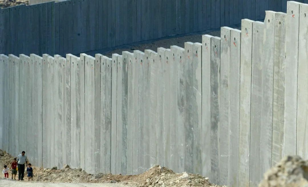 2004年7月9日,约旦河西岸abu dis,海牙国际法庭对以色列设立隔离墙