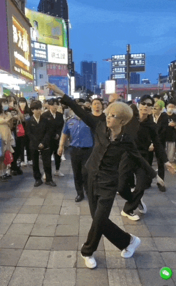 △ESO长沙首秀突遇城管，直播被强行掐断。