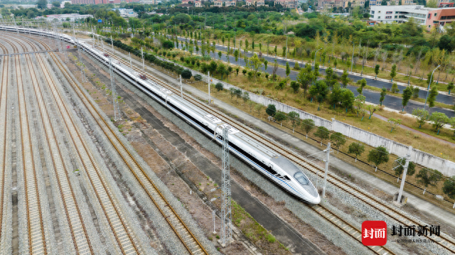 crh2g型高寒动车组入库 成都动车段供图