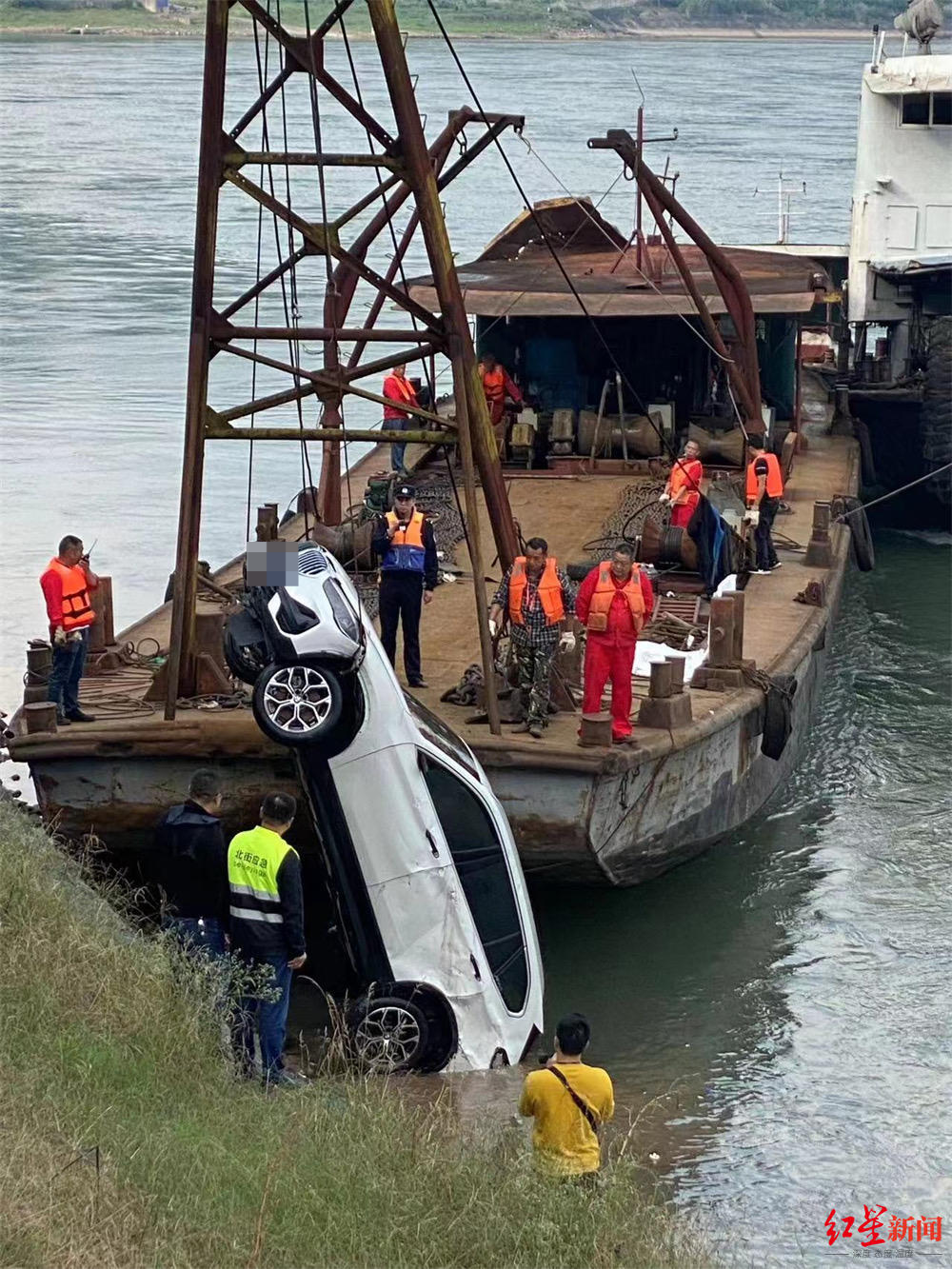 打捞现场 燕伟民 摄