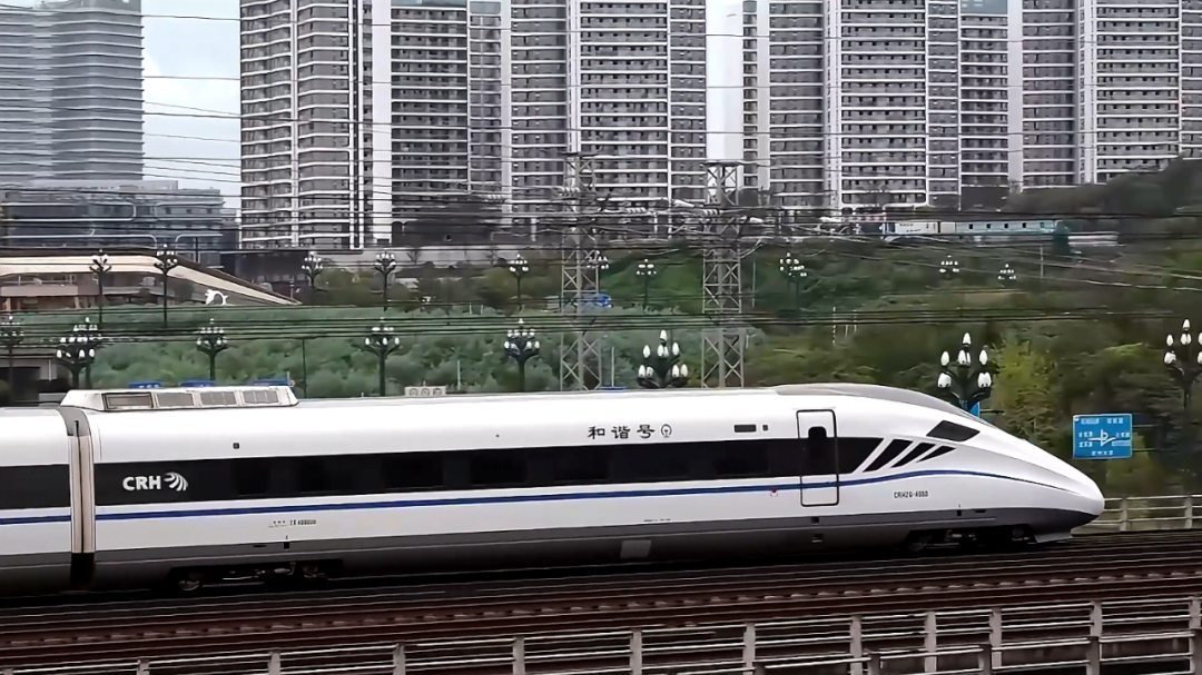 10月19日起,配属成都局集团公司的9组crh2g型高寒动车组正逐步到位,这