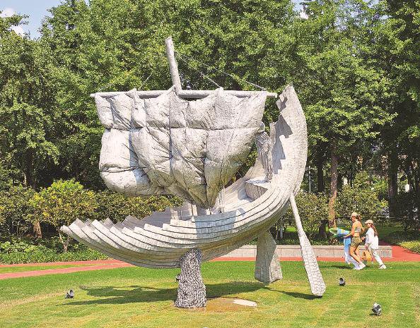 静安雕塑公园 展品"地平线" 张龙 摄