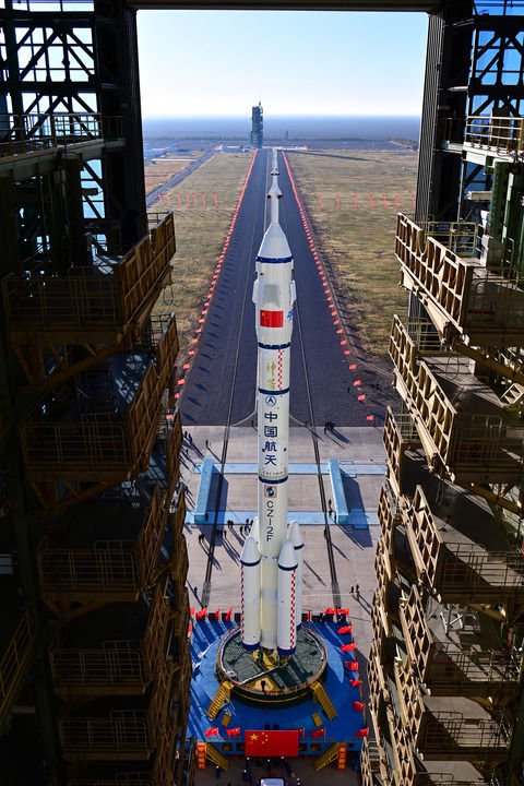 10月19日,神舟十七号载人飞船与长征二号f遥十七运载火箭组合体赘备