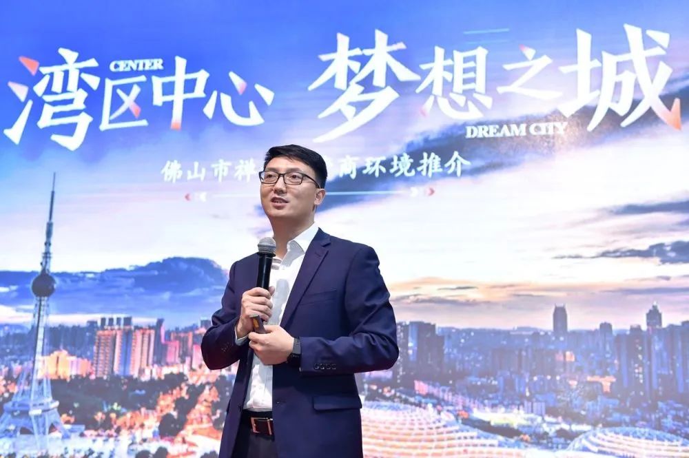 图为佛山市禅城区委区政府办公室副主任,区招商局局长李有亮向到场