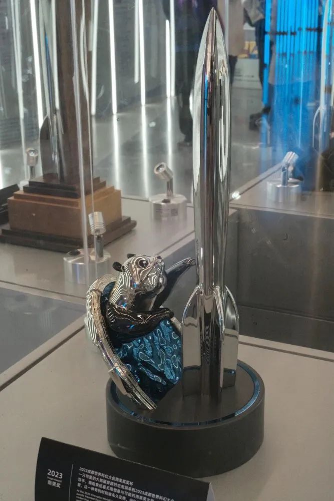 中国90后科幻作家获雨果奖!刘慈欣亲自颁奖|雨果奖_新浪财经_新浪网