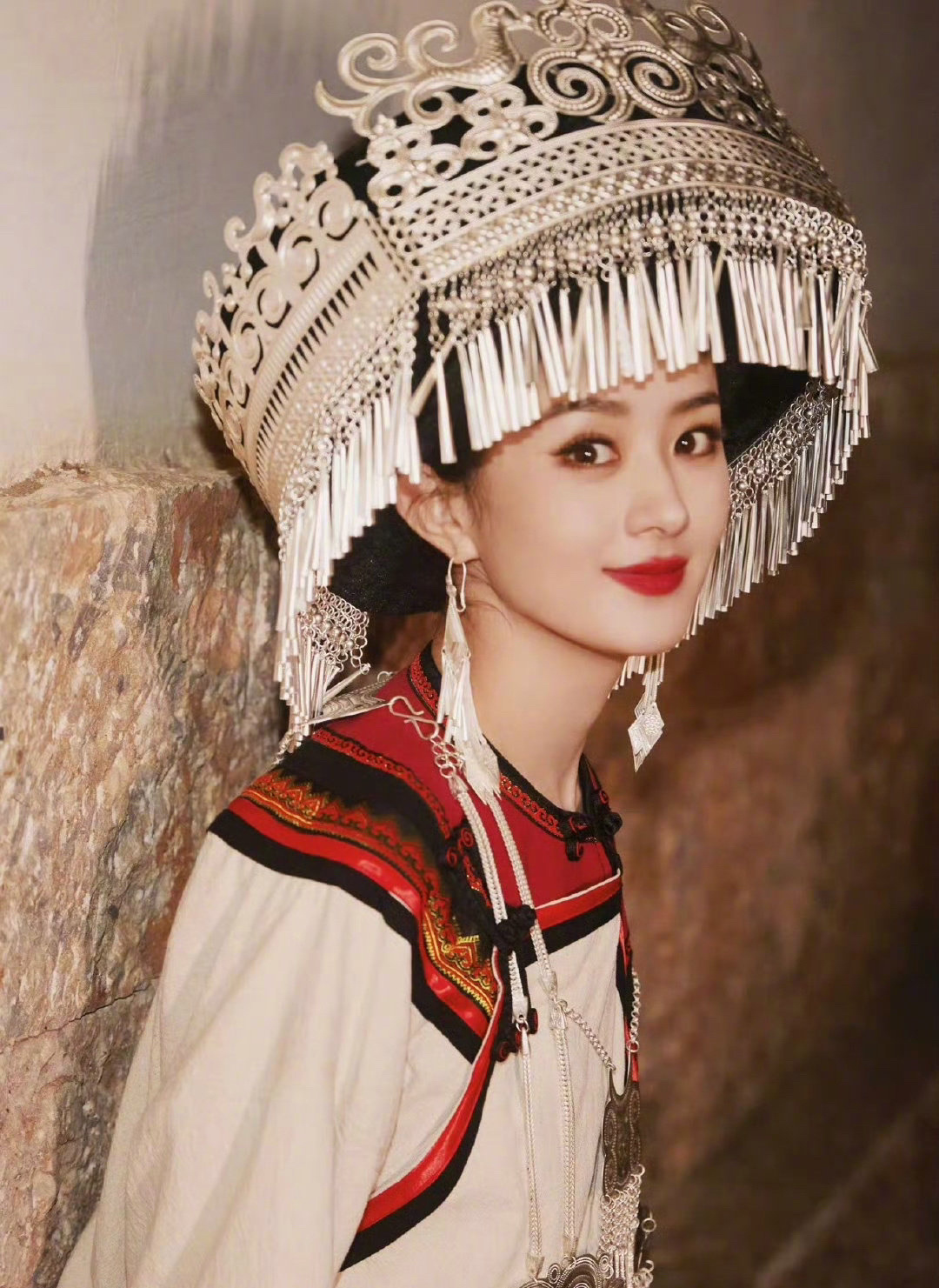 赵丽颖彝族服饰写真又被美到了,穿着民族特色服饰端庄大气……|赵丽颖|彝族_新浪新闻