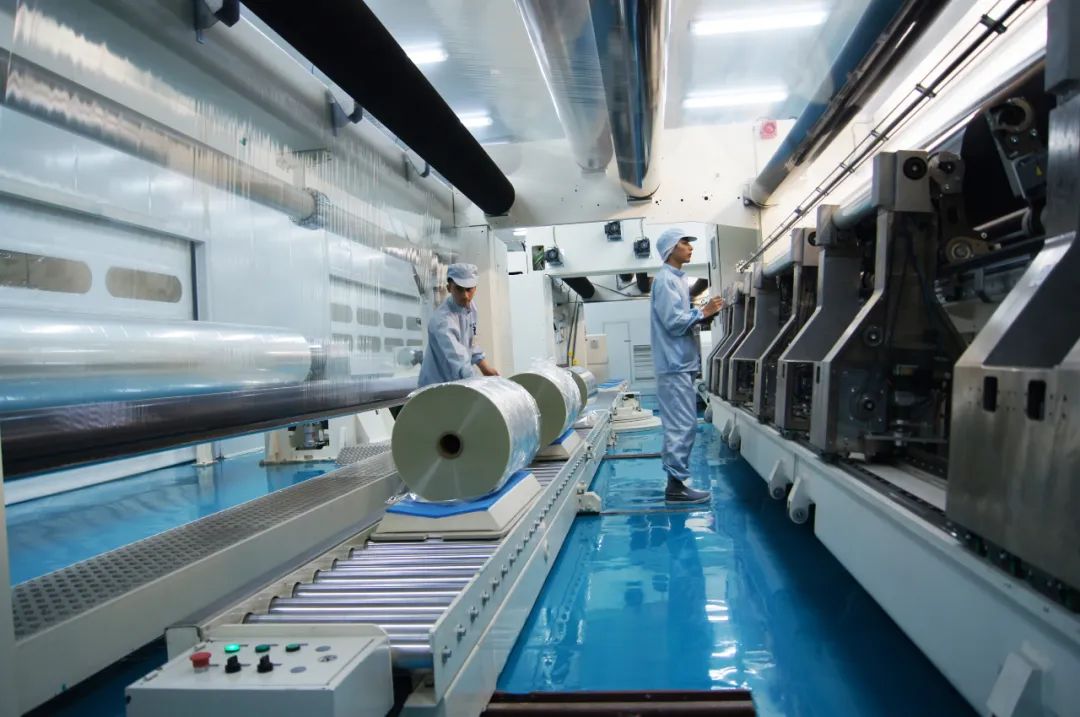 安徽国风新材料股份有限公司电容膜车间内，工人在进行卸膜作业。 全媒体记者 李予 摄（资料图）