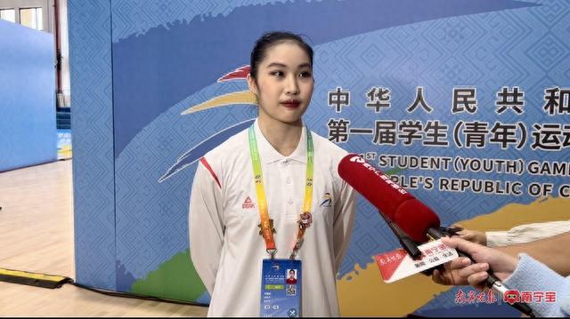 运动员黄嘉鑫在接受采访