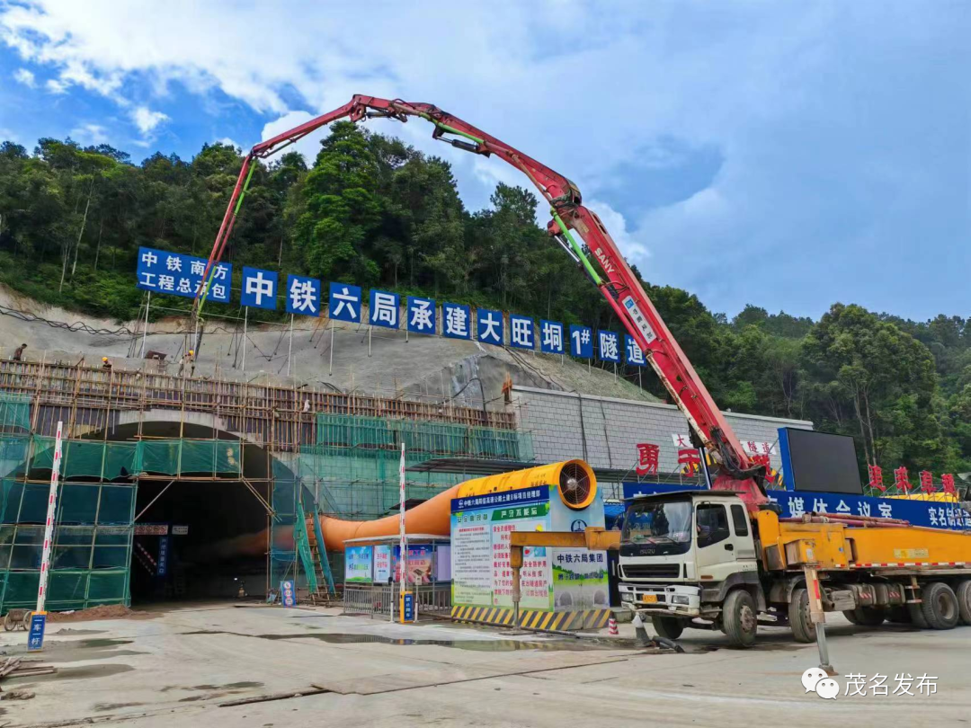 洞门端墙浇筑施工现场.