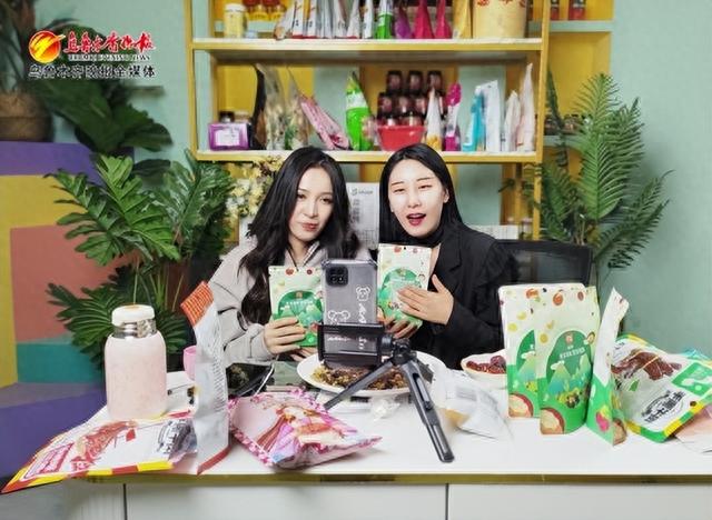 峰会期间,乌鲁木齐国际纺织品服装商贸中心直播基地的主播正在直播.