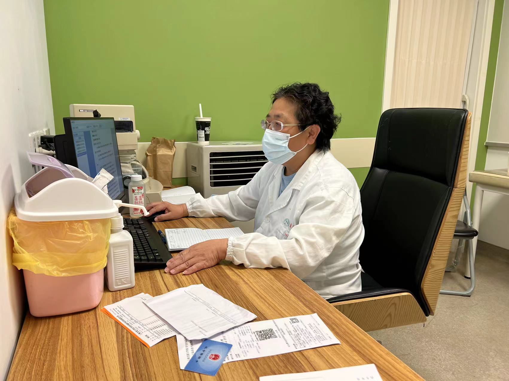 上海交大医学院附属新华医院医生俞慧菊,正在出诊下午4点半后的夜门诊