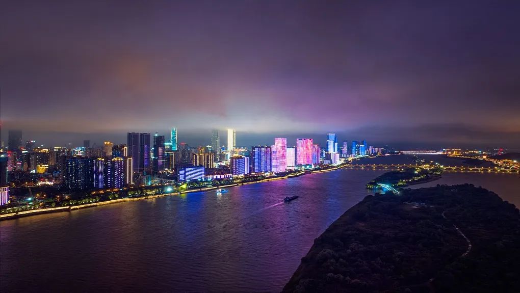 出品：502数字化决策俱乐部头图：视觉中国·湘江两岸夜景