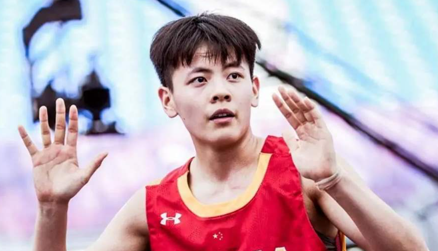 冲上热搜!杨舒予再度拒绝粉丝接机,中性风火出圈,人气太高|中国女篮|篮球亚洲杯|球场|个人信息|女篮_新浪体育_新浪新闻