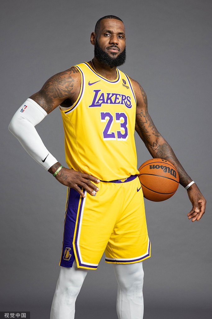 詹姆斯拍摄新赛季定妆照.