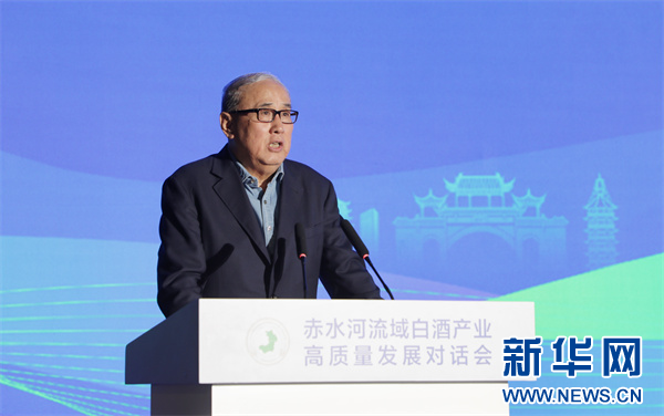 696910月23日,中国酒类流通协会会长王新国在会上讲话.