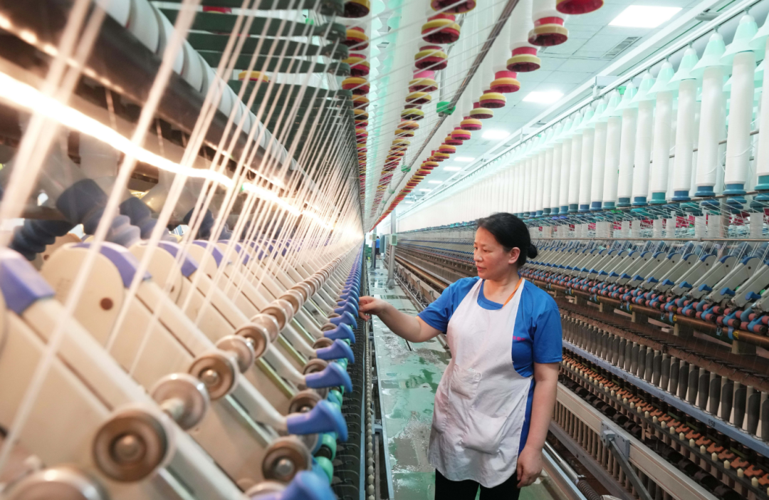 9月19日,工人在河北省晋州市一家纺织企业的生产车间工作.图/新荤社