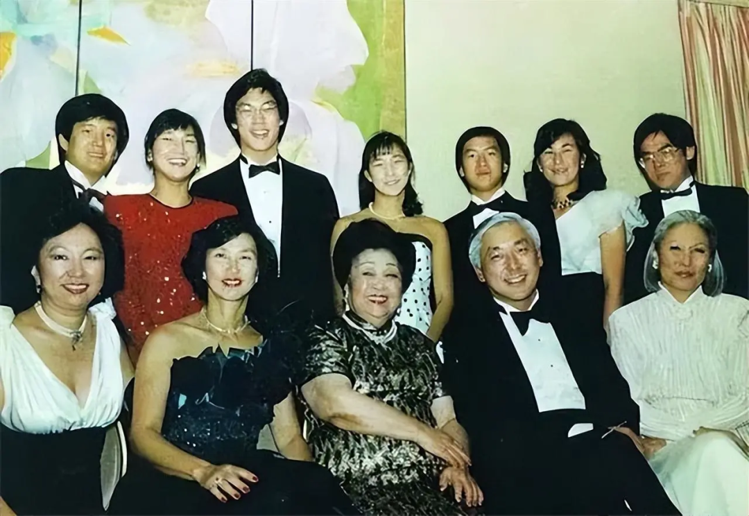 前排是严幼韵和三个女儿,右二为女婿唐骝千