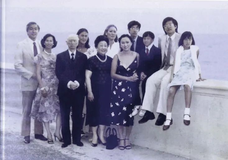 前排左1-4:唐骝千,杨葸恩,顾维钧,严幼韵