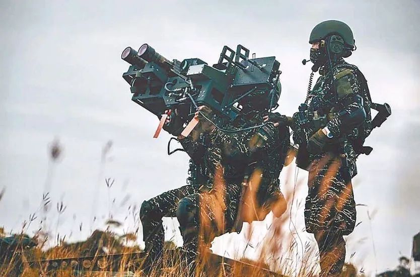 台海军陆战队肩抗“毒刺”导弹发射器准备射击。图片来源：台湾“中时新闻网”。