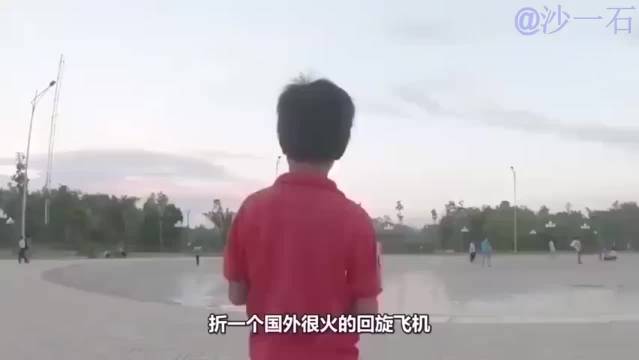 国外很火的回旋纸飞机，扔出去还能飞回来，简单几步就做好了_新浪新闻