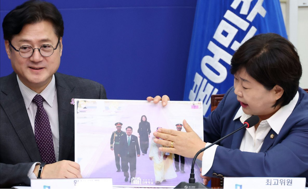 党官员徐英教(右)对总统尹锡悦在沙特阿拉伯出访的照片表达不解图源