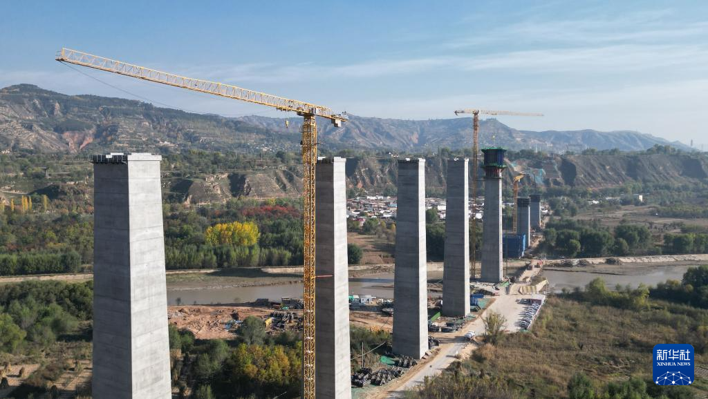 这是10月24日拍摄的位于甘肃临夏境内的兰合铁路4标段北