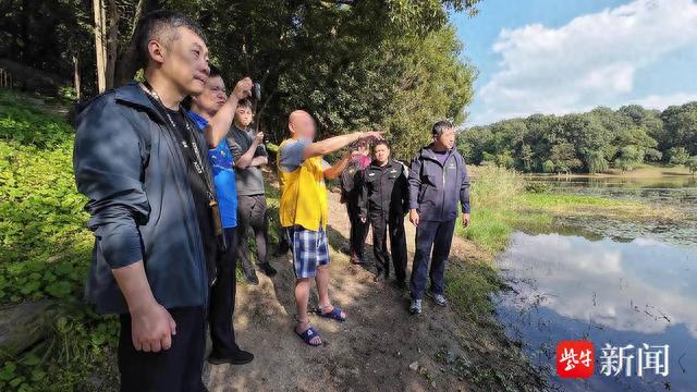 图为犯罪嫌疑人指认现场