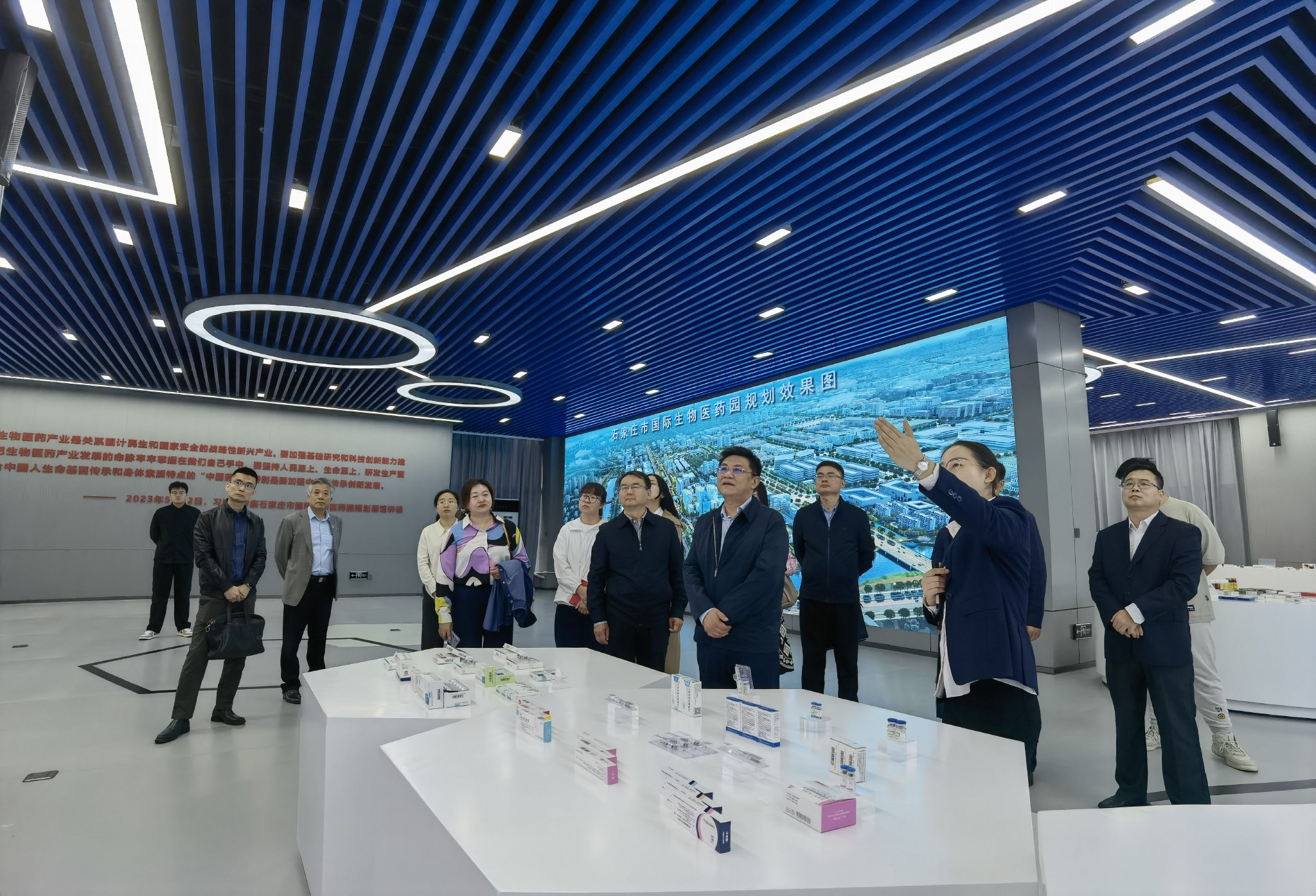 在河北省科技厅,许志龙总编辑召开了科技型企业座谈会,系统了解了河北