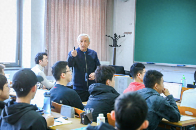 焦维新在给北大的学生上课.图片来自 北京大学