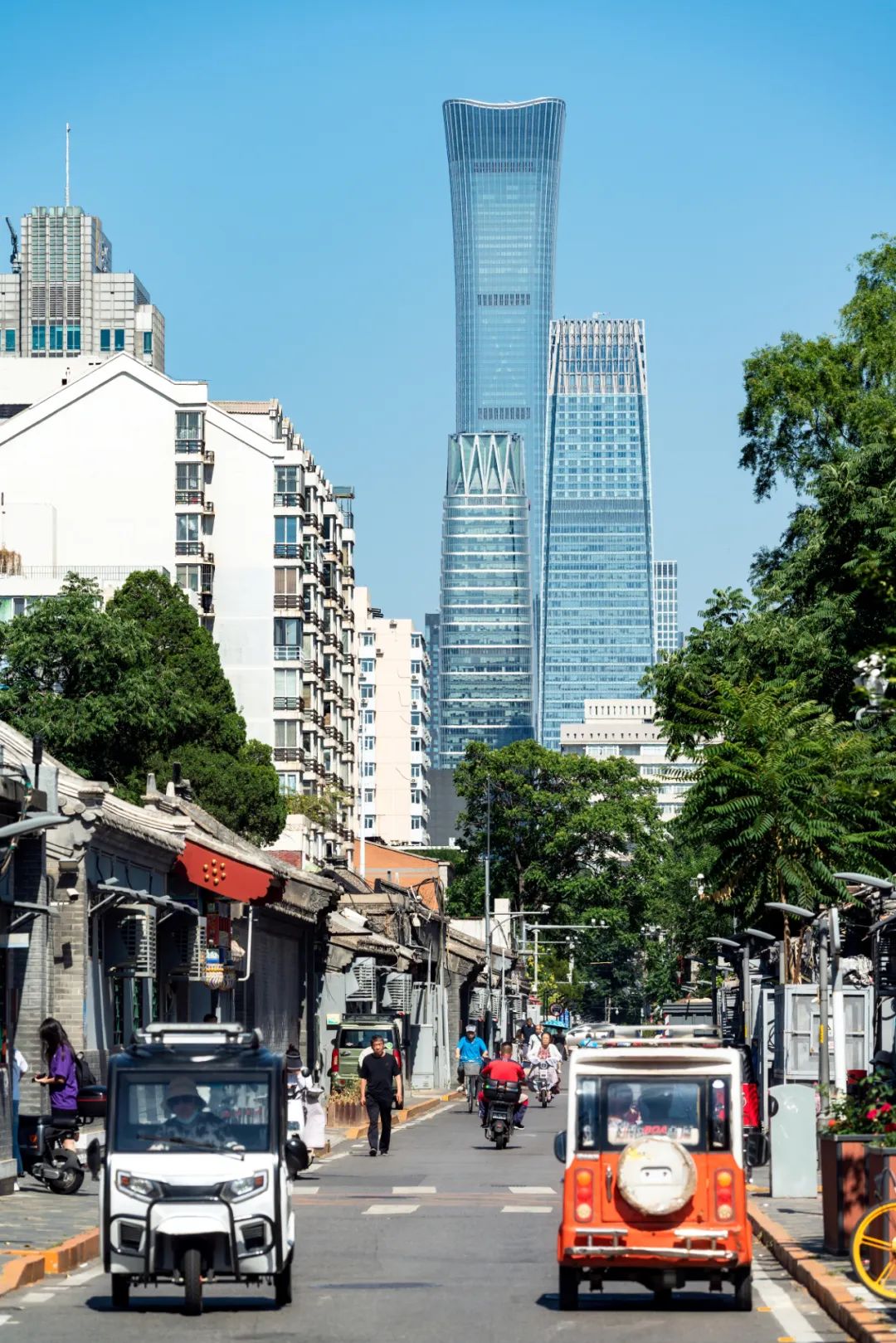 北京胡同里行驶的老年代步车(图片来源 :视觉中国)