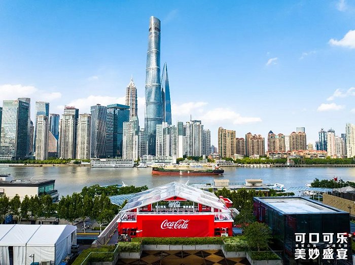 在上海黄浦江畔举办的“可口可乐，美妙盛宴”