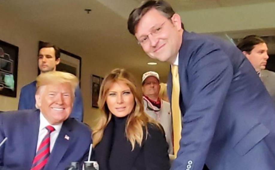 此前,迈克·约翰逊与特朗普及其妻子梅拉尼娅的合影.