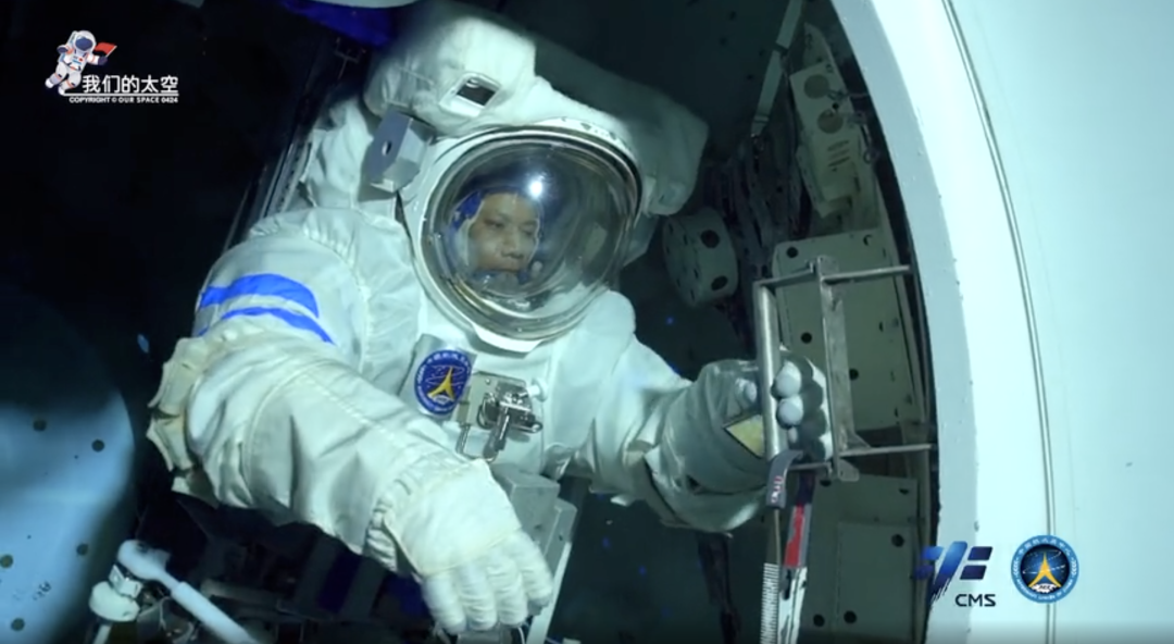 航天员汤洪波在进行空间站任务模拟失重环境水下训练