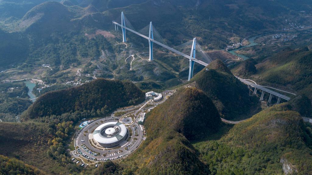 10月25日,"天空之桥"观光服务区和平塘特大桥(无人机照片).