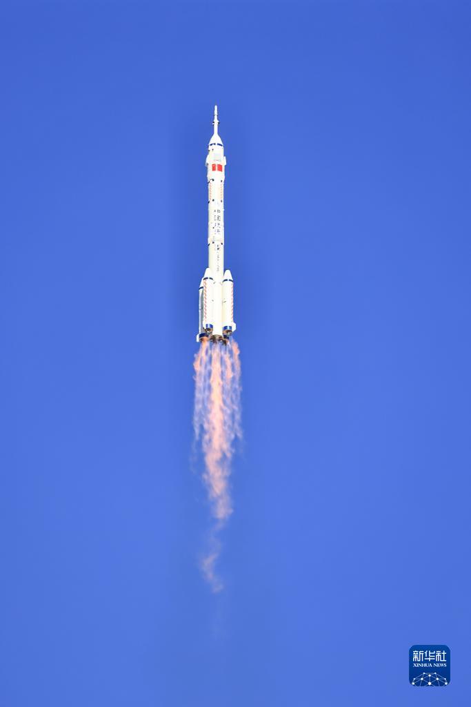 新华全媒 丨神舟十七号载人飞船发射圆满成功|载人飞船|神舟|长征二号
