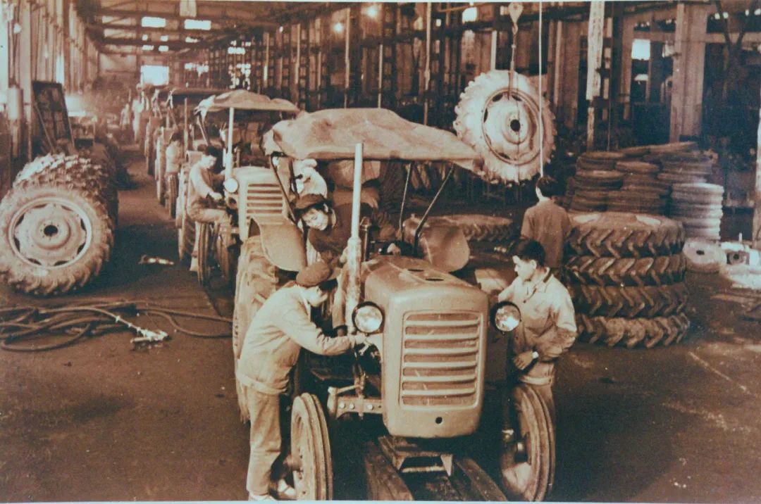 个令人动容的画面:建设柳州拖拉机厂(1966年柳州动力机械厂更为此名)