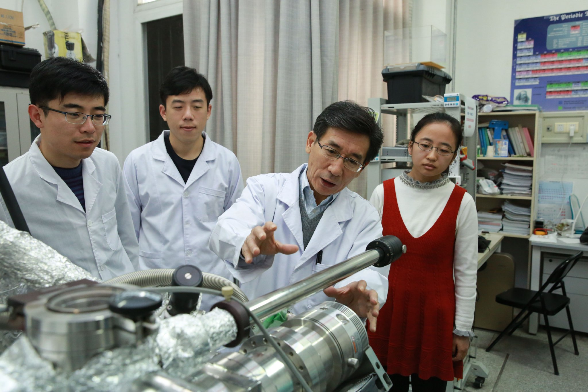 薛其坤在清华大学实验室内与研究团队学生交流(2017年摄).