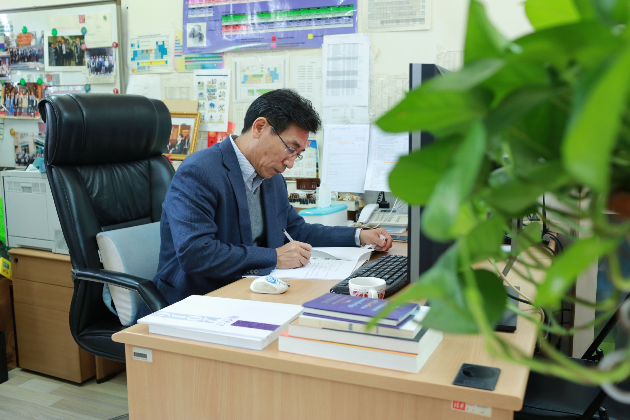 薛其坤在清华大学物理系办公室内工作(2017年摄).(清华大学供图)