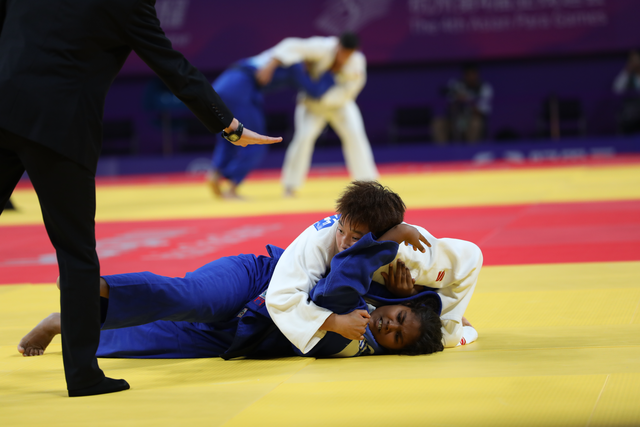 王月将对手压制在地上.